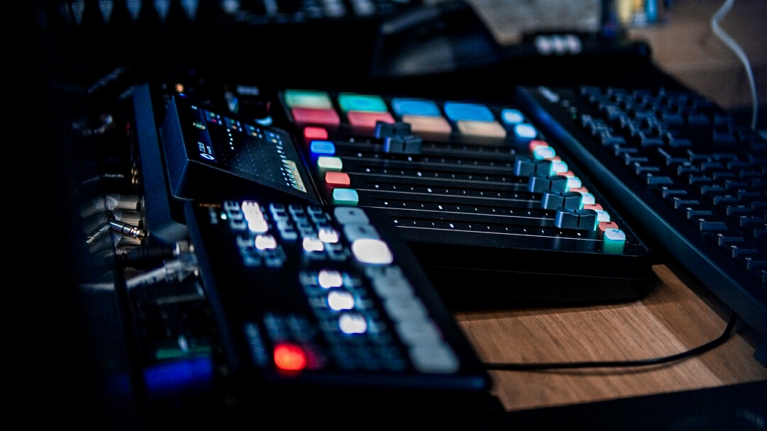 Mesa de som RodeCaster Pro do estúdio